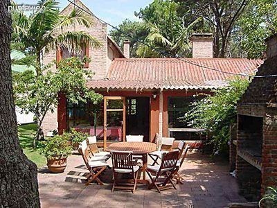 Cálido chalet en alquiler cerca del mar sobre Montoya, La Barra.