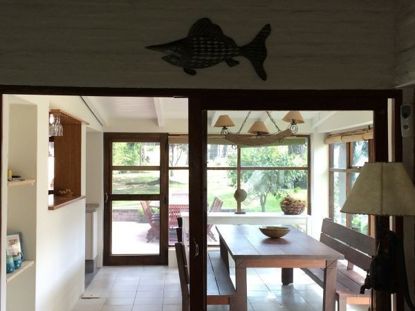 Cálido chalet en alquiler cerca del mar sobre Montoya, La Barra.