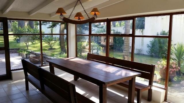 Cálido chalet en alquiler cerca del mar sobre Montoya, La Barra.