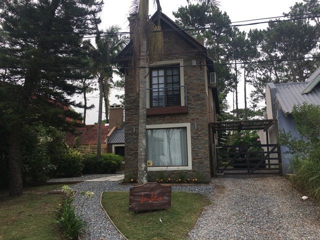 Cálido chalet en alquiler cerca del mar sobre Montoya, La Barra.