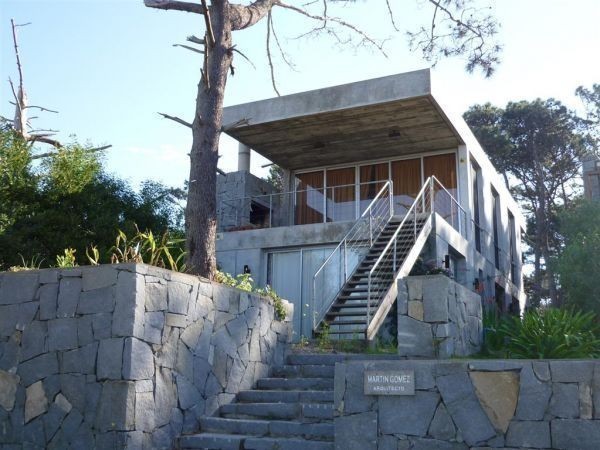 Moderna casa en alquiler y venta en Montoya, La Barra a 2 cuadras del mar.