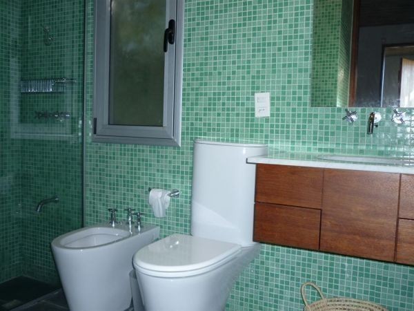 Moderna casa en alquiler y venta en Montoya, La Barra a 2 cuadras del mar.