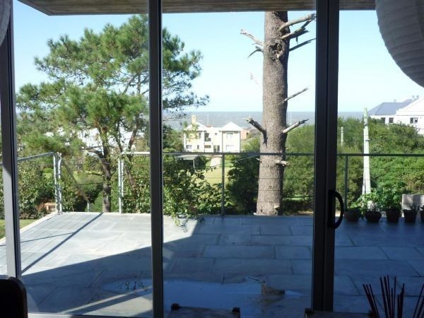 Moderna casa en alquiler y venta en Montoya, La Barra a 2 cuadras del mar.