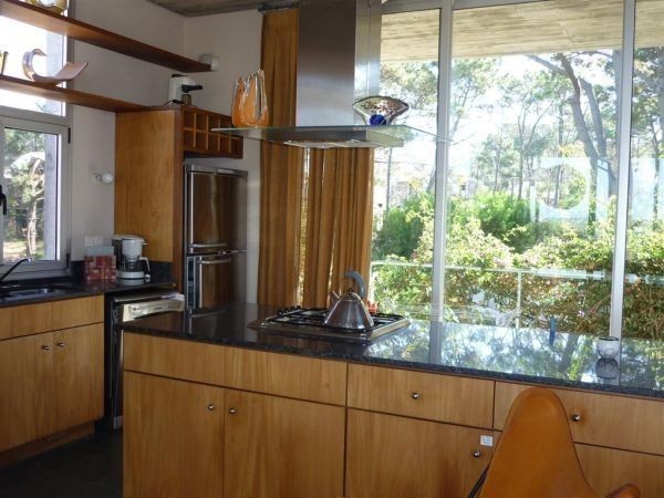 Moderna casa en alquiler y venta en Montoya, La Barra a 2 cuadras del mar.