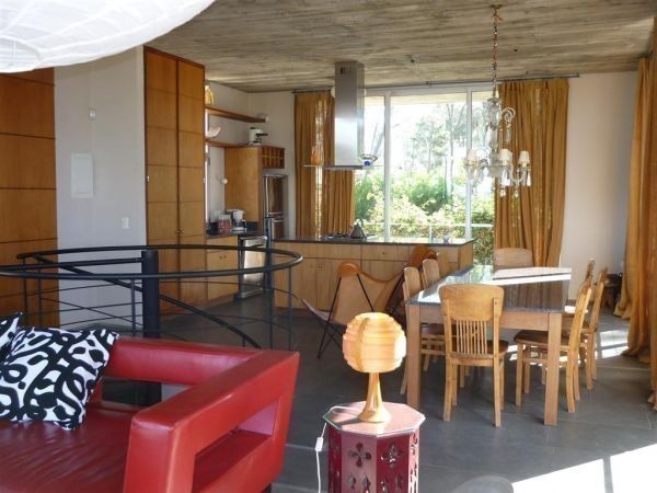 Moderna casa en alquiler y venta en Montoya, La Barra a 2 cuadras del mar.