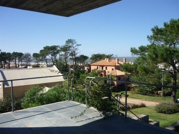 Moderna casa en alquiler y venta en Montoya, La Barra a 2 cuadras del mar.