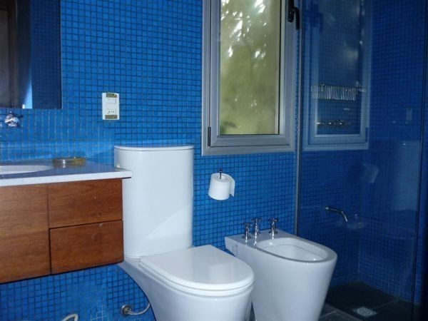 Moderna casa en alquiler y venta en Montoya, La Barra a 2 cuadras del mar.