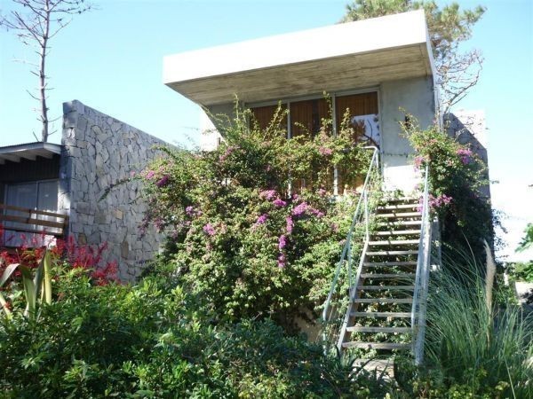 Moderna casa en alquiler y venta en Montoya, La Barra a 2 cuadras del mar.