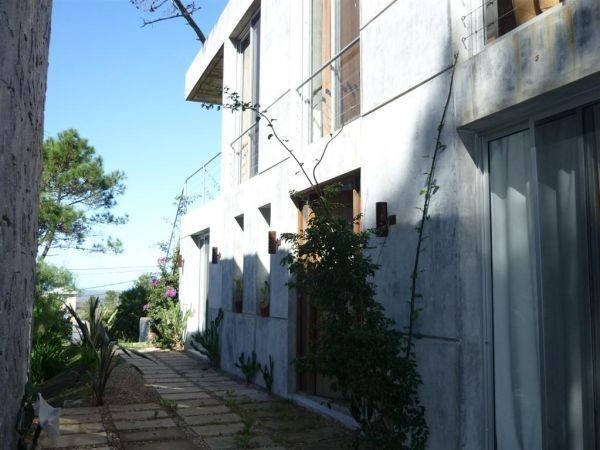 Moderna casa en alquiler y venta en Montoya, La Barra a 2 cuadras del mar.