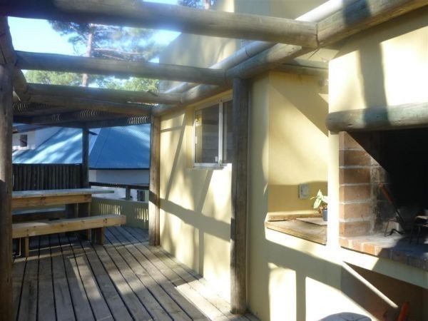 Casa en alquiler y venta sobre el bosque de Montoya, La Barra con vista al mar.