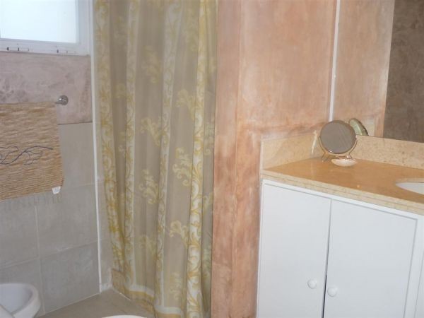 Casa en alquiler y venta sobre el bosque de Montoya, La Barra con vista al mar.