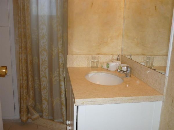 Casa en alquiler y venta sobre el bosque de Montoya, La Barra con vista al mar.