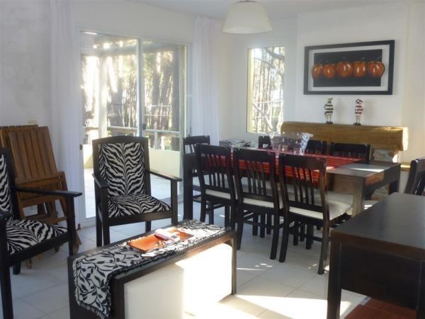 Casa en alquiler y venta sobre el bosque de Montoya, La Barra con vista al mar.