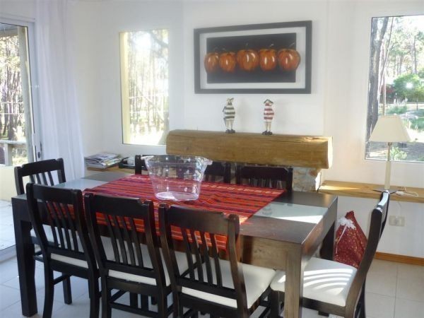 Casa en alquiler y venta sobre el bosque de Montoya, La Barra con vista al mar.