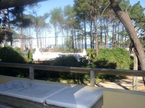 Casa en alquiler y venta sobre el bosque de Montoya, La Barra con vista al mar.