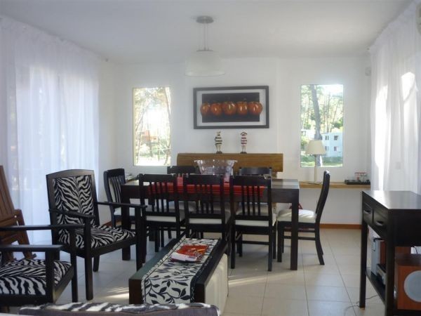 Casa en alquiler y venta sobre el bosque de Montoya, La Barra con vista al mar.