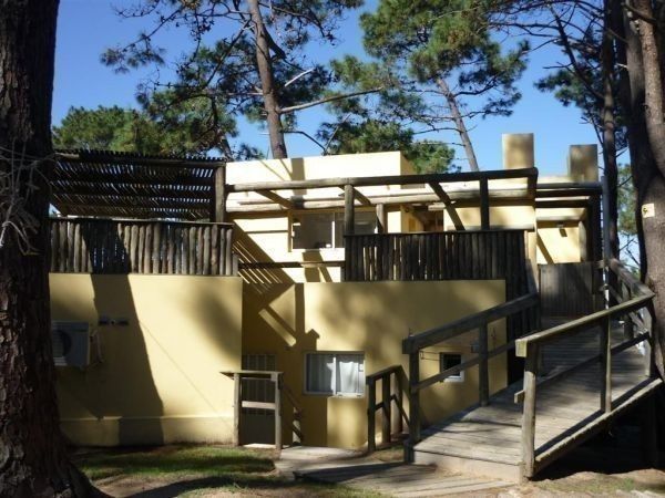Casa en alquiler y venta sobre el bosque de Montoya, La Barra con vista al mar.