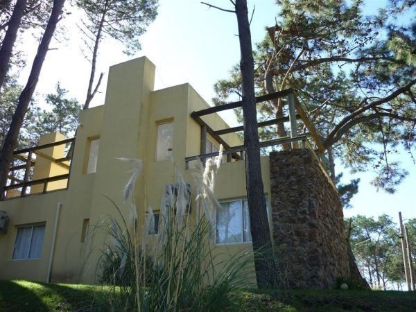 Casa en alquiler y venta sobre el bosque de Montoya, La Barra con vista al mar.