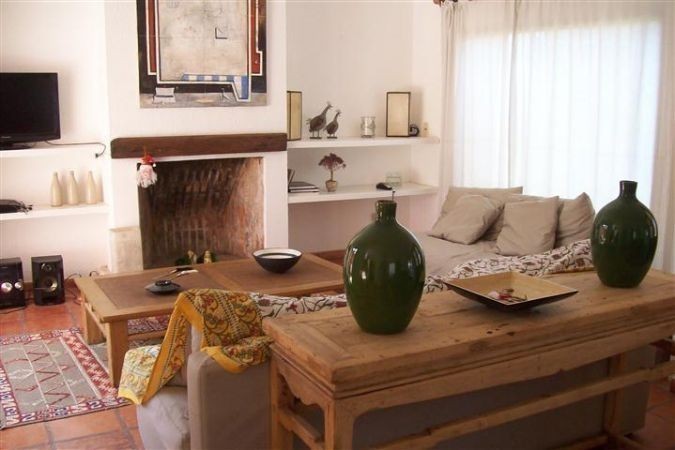 Casa en alquiler con una clásica arquitectura de La Barra en un excelente entorno.