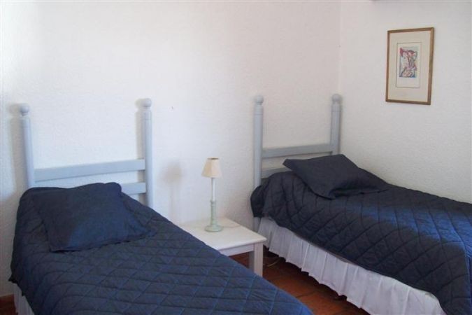 Casa en alquiler con una clásica arquitectura de La Barra en un excelente entorno.