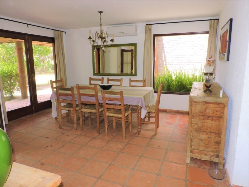 Casa en alquiler con una clásica arquitectura de La Barra en un excelente entorno.