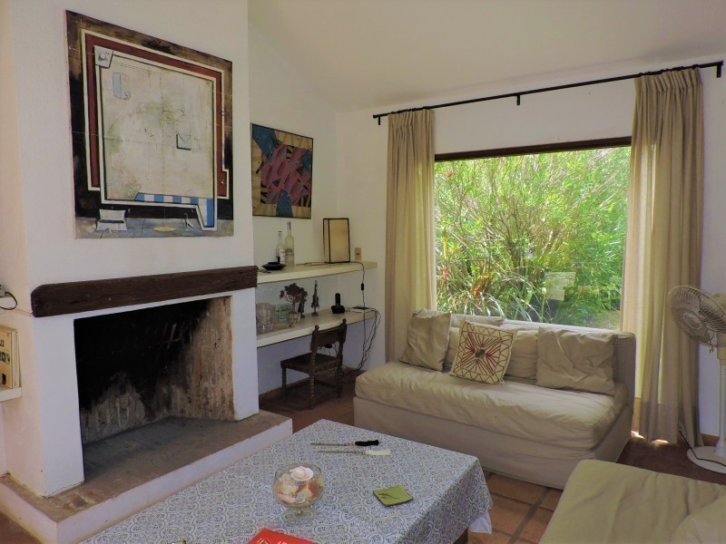 Casa en alquiler con una clásica arquitectura de La Barra en un excelente entorno.