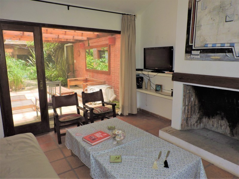 Casa en alquiler con una clásica arquitectura de La Barra en un excelente entorno.