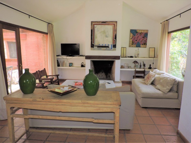 Casa en alquiler con una clásica arquitectura de La Barra en un excelente entorno.