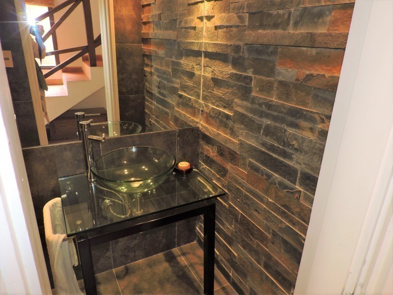 Casa en alquiler con una clásica arquitectura de La Barra en un excelente entorno.