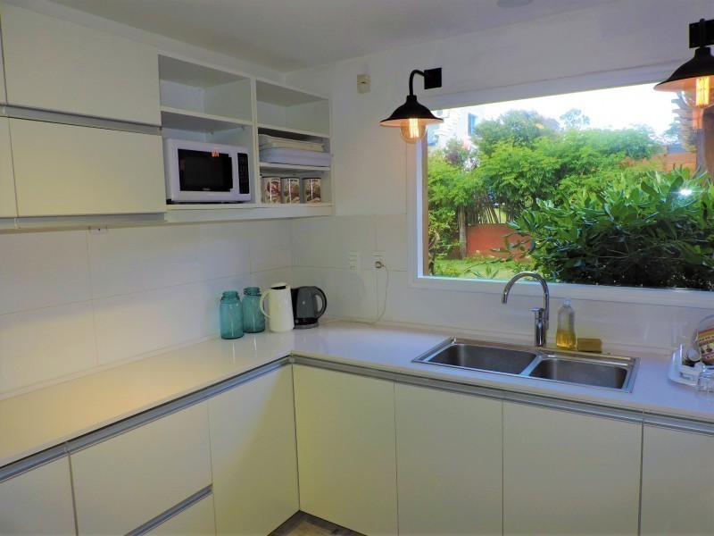 Casa en alquiler con una clásica arquitectura de La Barra en un excelente entorno.