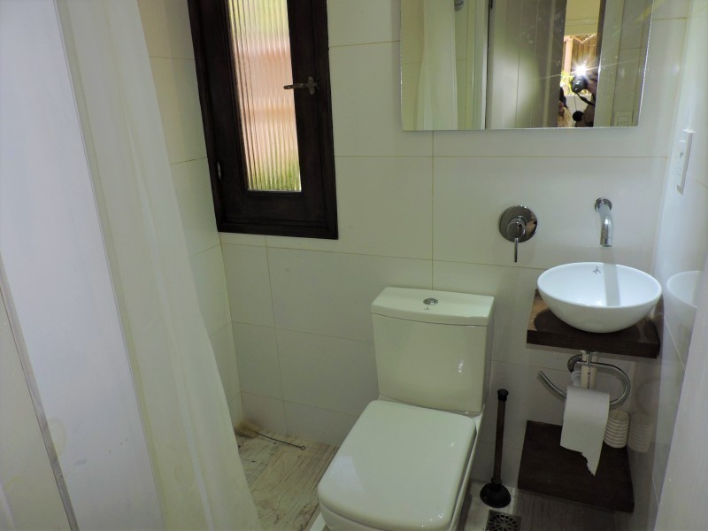 Casa en alquiler con una clásica arquitectura de La Barra en un excelente entorno.