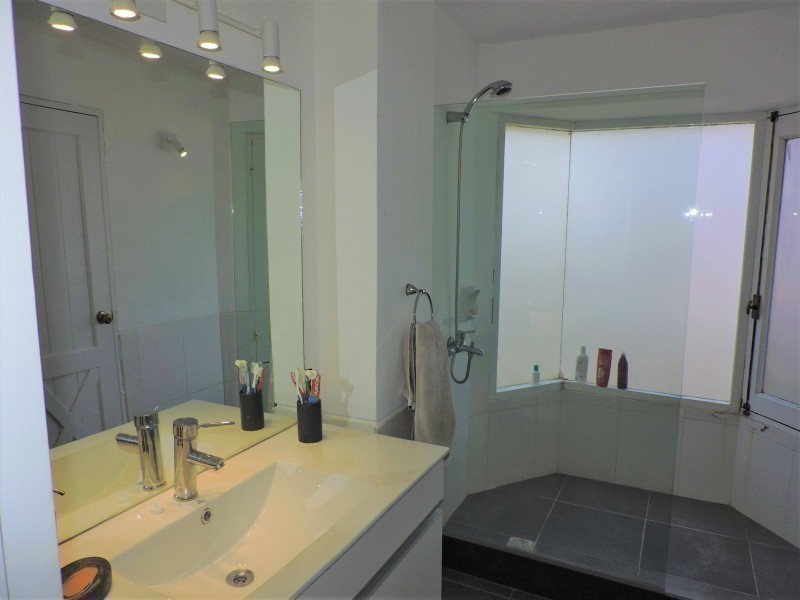 Casa en alquiler con una clásica arquitectura de La Barra en un excelente entorno.