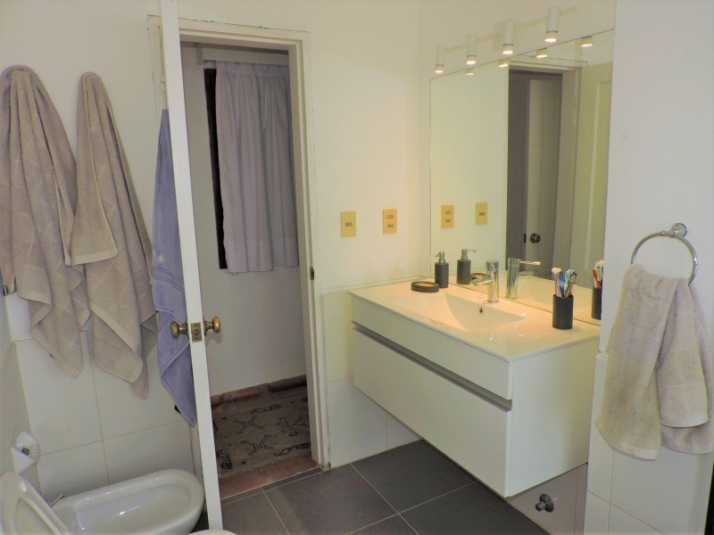 Casa en alquiler con una clásica arquitectura de La Barra en un excelente entorno.