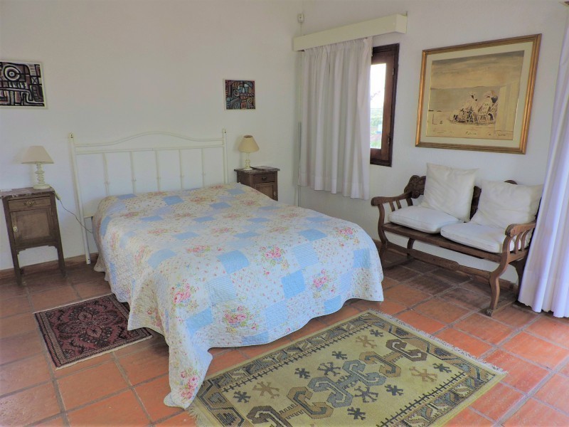 Casa en alquiler con una clásica arquitectura de La Barra en un excelente entorno.