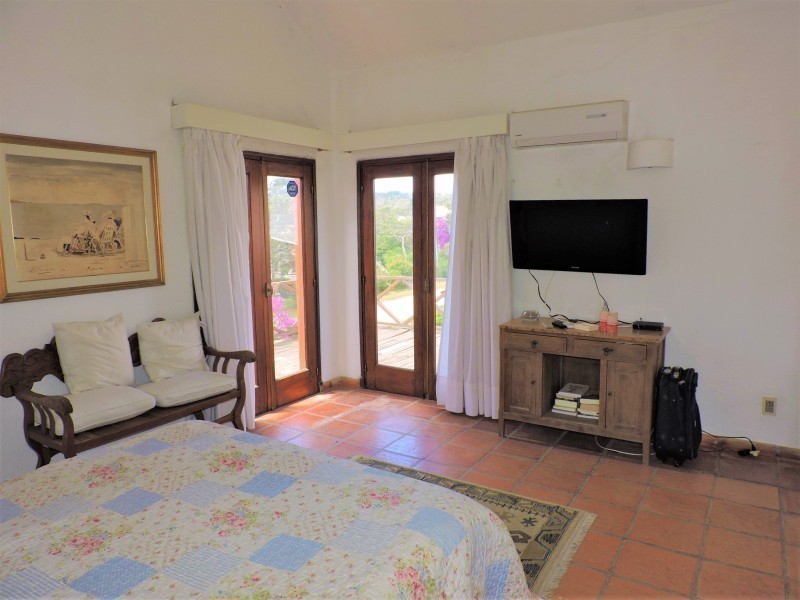 Casa en alquiler con una clásica arquitectura de La Barra en un excelente entorno.