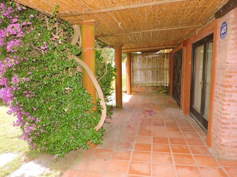 Casa en alquiler con una clásica arquitectura de La Barra en un excelente entorno.