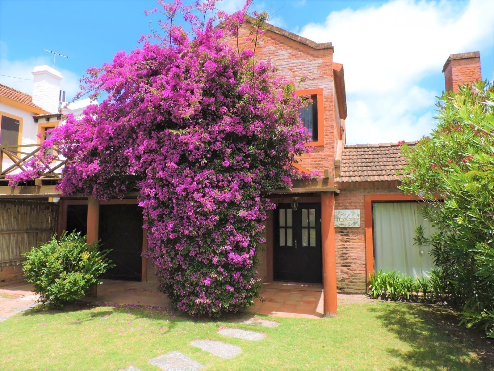 Casa en alquiler con una clásica arquitectura de La Barra en un excelente entorno.