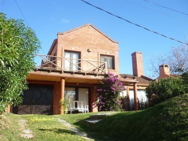 Casa en alquiler con una clásica arquitectura de La Barra en un excelente entorno.