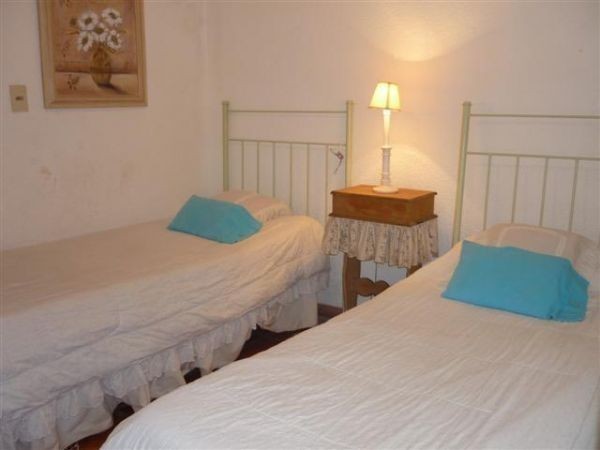 Casa en alquiler con una clásica arquitectura de La Barra en un excelente entorno.