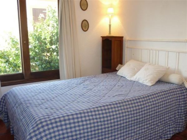 Casa en alquiler con una clásica arquitectura de La Barra en un excelente entorno.