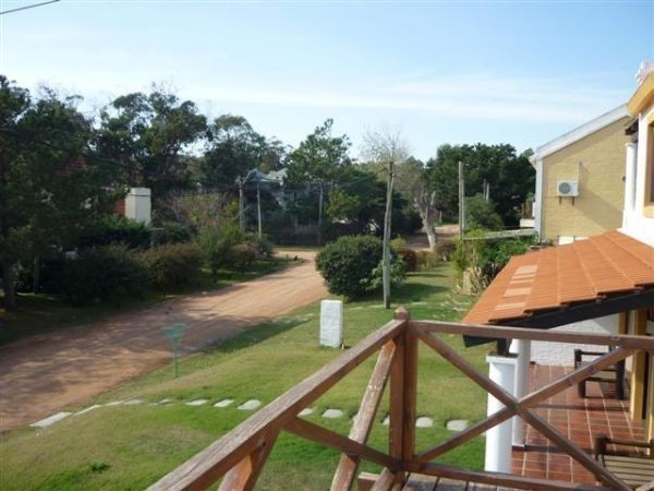 Casa en alquiler con una clásica arquitectura de La Barra en un excelente entorno.