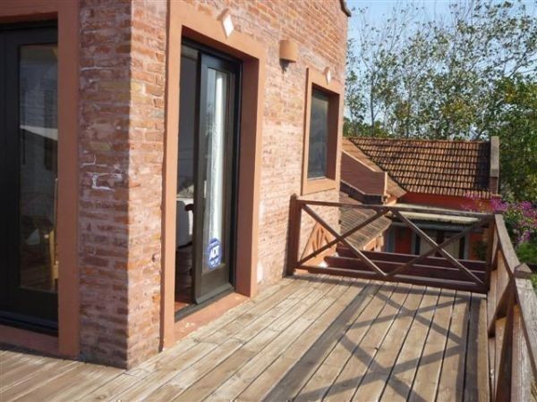 Casa en alquiler con una clásica arquitectura de La Barra en un excelente entorno.