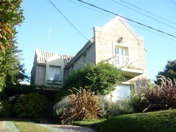 Encantadora casa en el corazón de La Barra reciclada con pileta