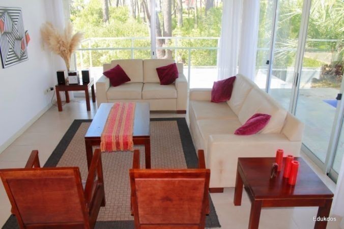 Importante casa en alquiler a poquitas cuadras del mar sobre Montoya, La Barra..