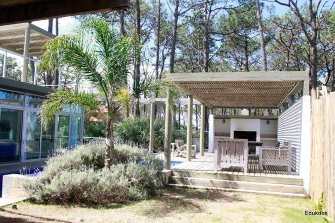 Importante casa en alquiler a poquitas cuadras del mar sobre Montoya, La Barra..