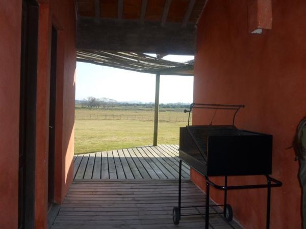 En alquiler y venta amplia y luminosa chacra en El Quijote.