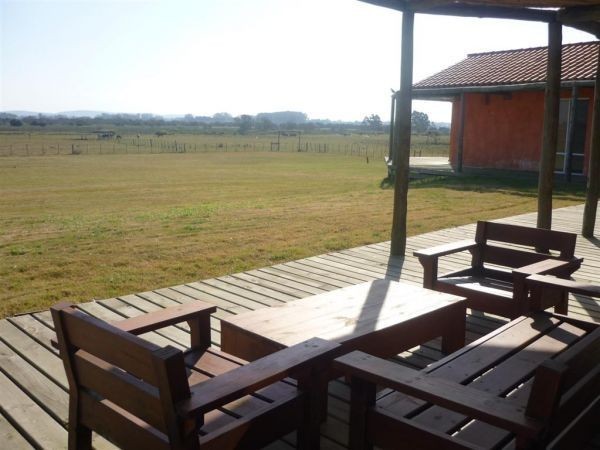 En alquiler y venta amplia y luminosa chacra en El Quijote.