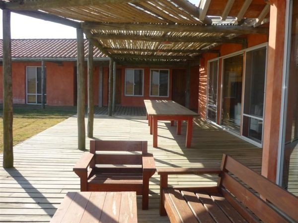 En alquiler y venta amplia y luminosa chacra en El Quijote.