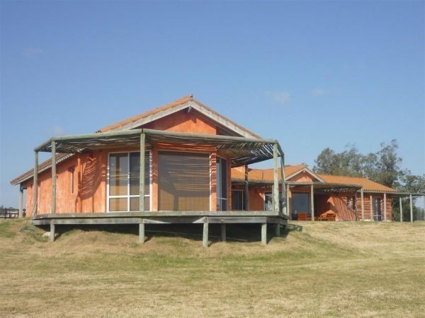 En alquiler y venta amplia y luminosa chacra en El Quijote.