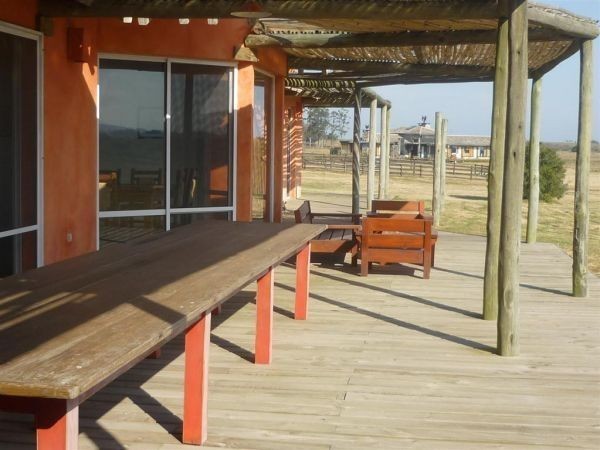 En alquiler y venta amplia y luminosa chacra en El Quijote.